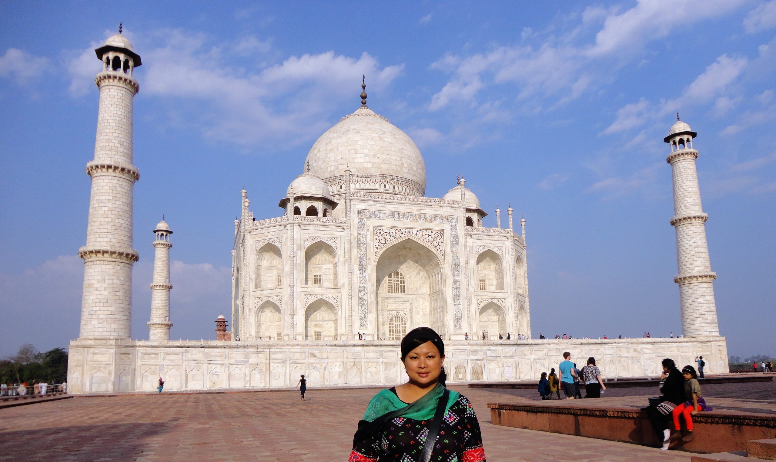 Picture of Elinor Taroy in front of the Taj Mahal